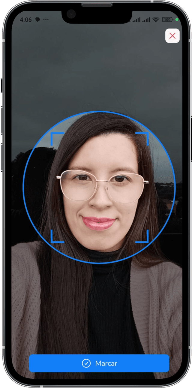 App de Punto OK validando la identidad del colaborador con reconocimiento facial